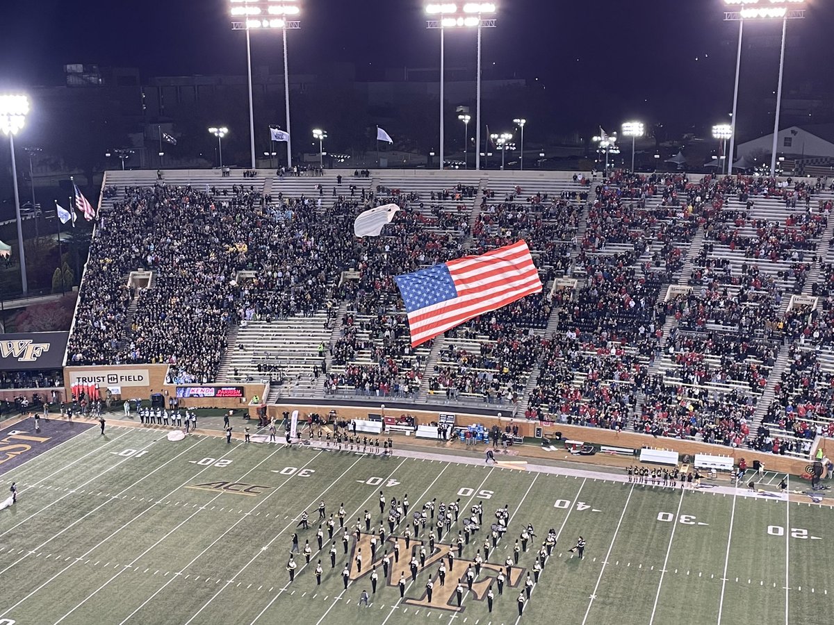teamfastrax's tweet image. Earlier tonight #AmericasSkydivingTeam had an #OnTimeOnTarget performance before @WakeFB took the field against @PackFootball 

Tonight’s performance was dedicated to Army Corporal Jacob R Carver.  CPL Carver died November 13, 2010 while supporting Operation Enduring Freedom