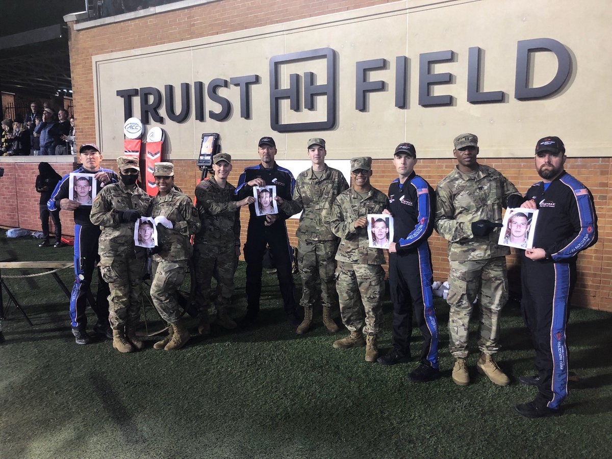 teamfastrax's tweet image. Earlier tonight #AmericasSkydivingTeam had an #OnTimeOnTarget performance before @WakeFB took the field against @PackFootball 

Tonight’s performance was dedicated to Army Corporal Jacob R Carver.  CPL Carver died November 13, 2010 while supporting Operation Enduring Freedom