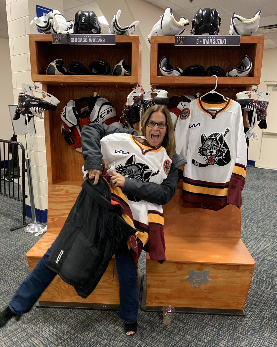AMBN's tweet image. Just hanging around the Chicago Wolves locker room.  🥅🏒 #chicagowolves #hockey