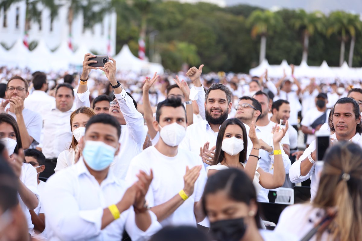 nicmaduroguerra's tweet photo. Al sueño del Maestro Abreu se suma la esperanza de niños, jóvenes, mujeres y hombres de un país que no se rinde, que supera las adversidades y lucha por un futuro más próspero. ¡Nosotros somos VENEZUELA, la orquesta más grande del mundo! https://t.co/GKqBFsBO79