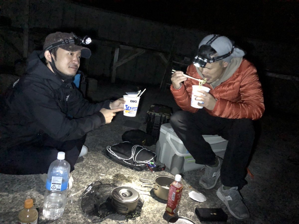 ScooPtvPLUS's tweet photo. 昨日の夜中Thiefさんとタチウオを釣りに行ったのですが…鯖が大量に釣れてなんだか複雑な気分…www

でも、最高に面白かったし！やっぱり、釣りのあとのカップラーメンがたまらん♥️😊www
#スクープTVプラス
#モジャック
#Thief
#海釣り
#〆のカップラーメン https://t.co/Kc3grW2vN1
