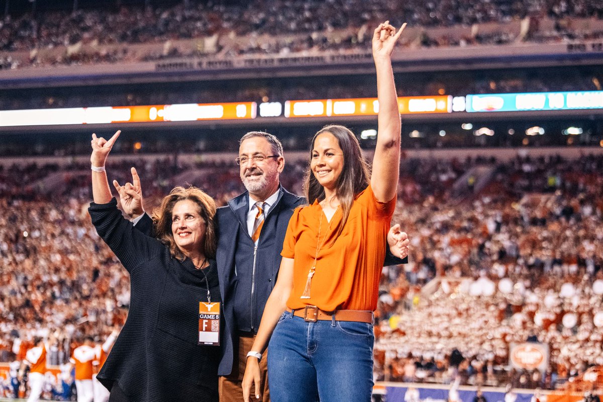 catosterman's tweet photo. Longhorn family forever 🤘 https://t.co/LE09291Lg6