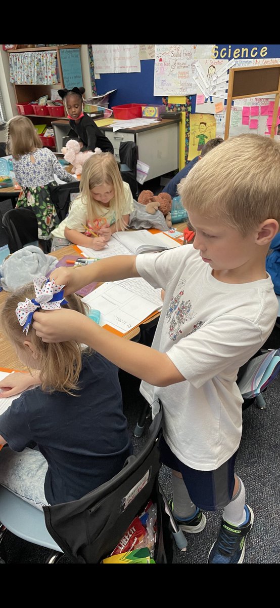 He said to her, “I can put this back in your hair.” I LOVE this!!❤️💕💙 #walkeratwork #walstars
