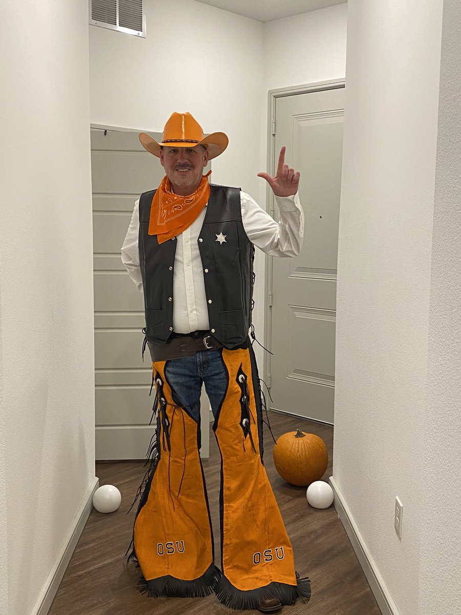 GlitterDevine's tweet photo. Kevin &amp; Jodie 🧡’s The Pokes!! #GoPokes https://t.co/RVoPTSb0hH