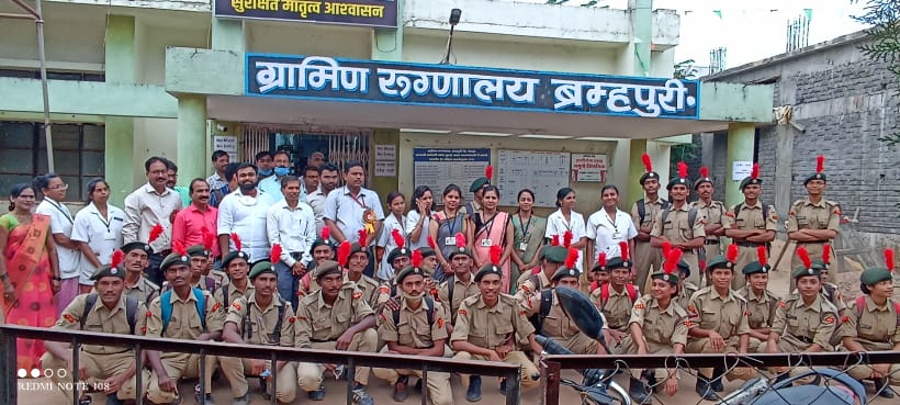 PRODefNgp's tweet photo. महाविद्यालय ब्रम्हपुरी सलग्नित 20 महा बटालियन के एनसीसी कॅडेटस ने आज ग्रामीण रुग्णालय, ब्रम्हपुरी मे डॉ खिल्लारे के मार्गदर्शन मे आयोजित वैद्यकीय एवं दंत शिबिर मे उपस्थित रहकर अपनी सेवाये प्रदान की।

@HQ_DG_NCC @InfoVidarbha @SpokespersonMoD https://t.co/7D3O7XpeP8