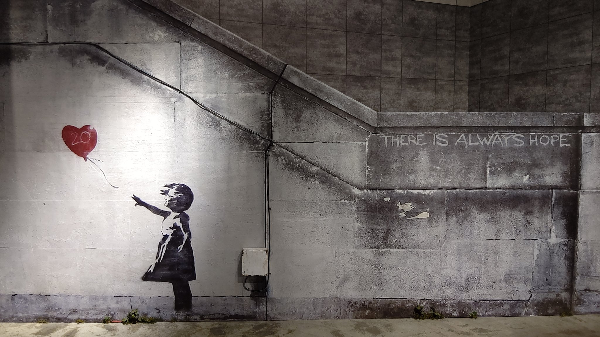 Aguila There Is Always Hope Who Is Banksy I Am Banksy We Are Banksy バンクシーって誰 T Co 69r85egb9u Twitter