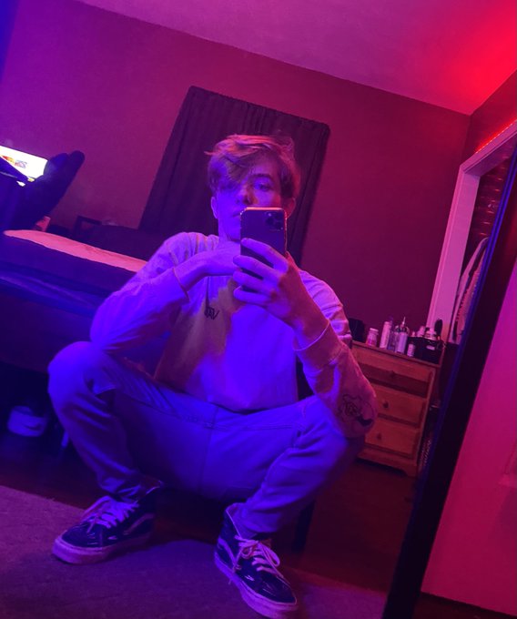 First tweet, feelin kinda blue idk 💙 https://t.co/fmwYA1LRJI