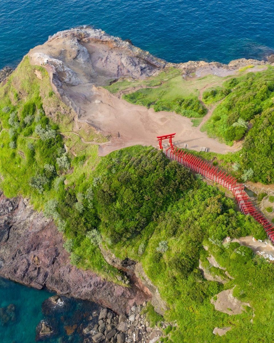 OffbeatJapan's tweet photo. 1, 2, 3... 123 torii cross this inari sanctuary which is well worth the detour. Here, there are no crowds like the most famous torii on Kyoto, because it is off the beaten track, facing the sea of ​​Japan, with waves crashing against it's rocks. It's beautiful! https://t.co/UklQgzpuHs