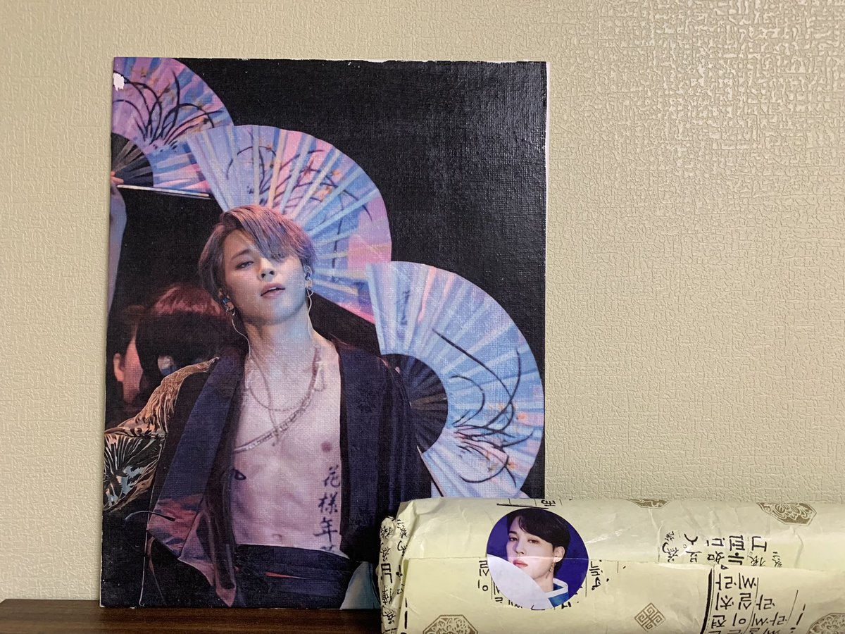 bts_7942's tweet photo. @Only_Jiminah 
보여님~ 
장인의 정신이 깃든 부채 선물🎁
이쁘게 못 담아서 지성해요🙏

실물 정말 장난 아닙니다🥺😍👍
행복한 짐토버 만드시느라 애써주셔서
정말 고생하셨고 감사드립니다🙇🏻‍♀️💜
평생 지민하며 행복해주세요💛💕

JIMIN JIMIN 🐥🐣
#HappyJimtober
#HelloJimintober 
#JIMIN #지민 https://t.co/j0s4ebCgQV