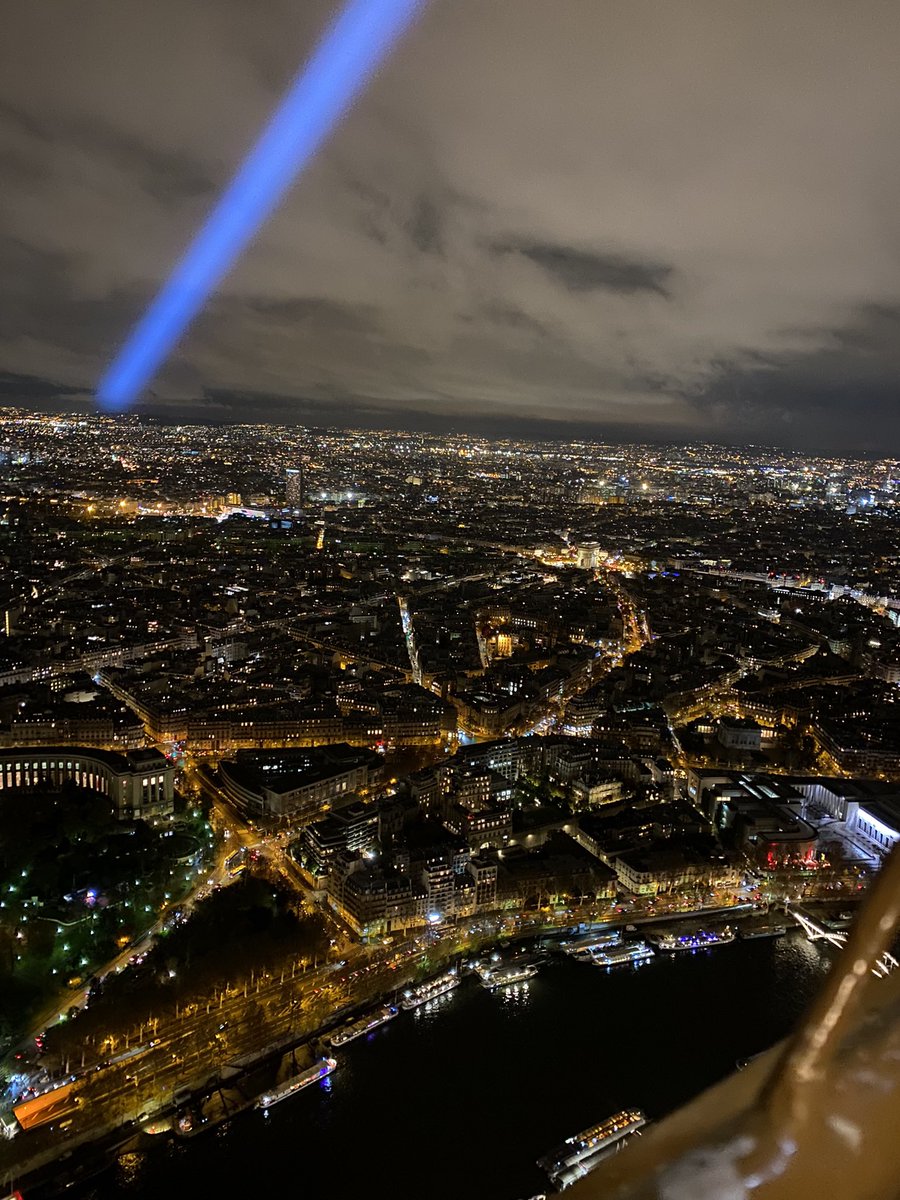 linaanourr's tweet photo. je m'en lasserai jms je crois , paris la nuit c'est incroyable https://t.co/E19sChEVxb