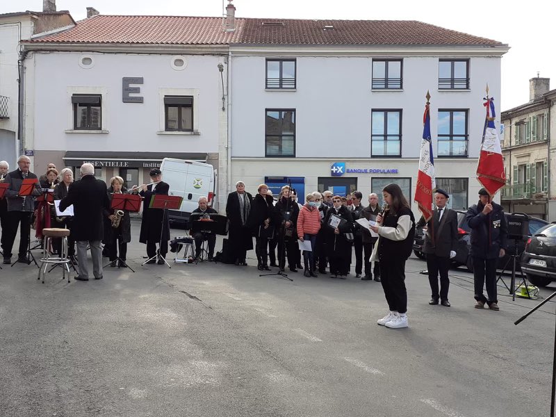 RiberacDe's tweet photo. #riberac #11novembre1918 émouvante commémoration avec les enfants des écoles @SO_Dordogne @antho191091 https://t.co/3vRizjUnCF