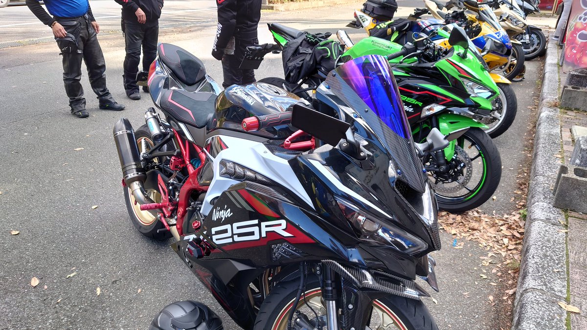 今日は25Rの引き取りがてらミニオン号と道の駅どなりまでドライブ🏍
偶然にもバイクを停めたちょうどお隣に28日のミーティングで拝見する予定だった25Rが！
急遽プチミーティングとなりました😅
今日は沢山の方とお話できたので、楽しい1日となりました
お相手して頂いた皆様、ありがとうございました