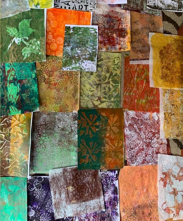 ArtCarousel's tweet photo. A glorious profusion of autumnal experimental printed papers by Marilyn using a Gelliplate, on a recent course with Amarjeet Nandhra.
#printedpapers #gelliplateprinting #gelliplate #autumncolours https://t.co/NobqbxXxPM