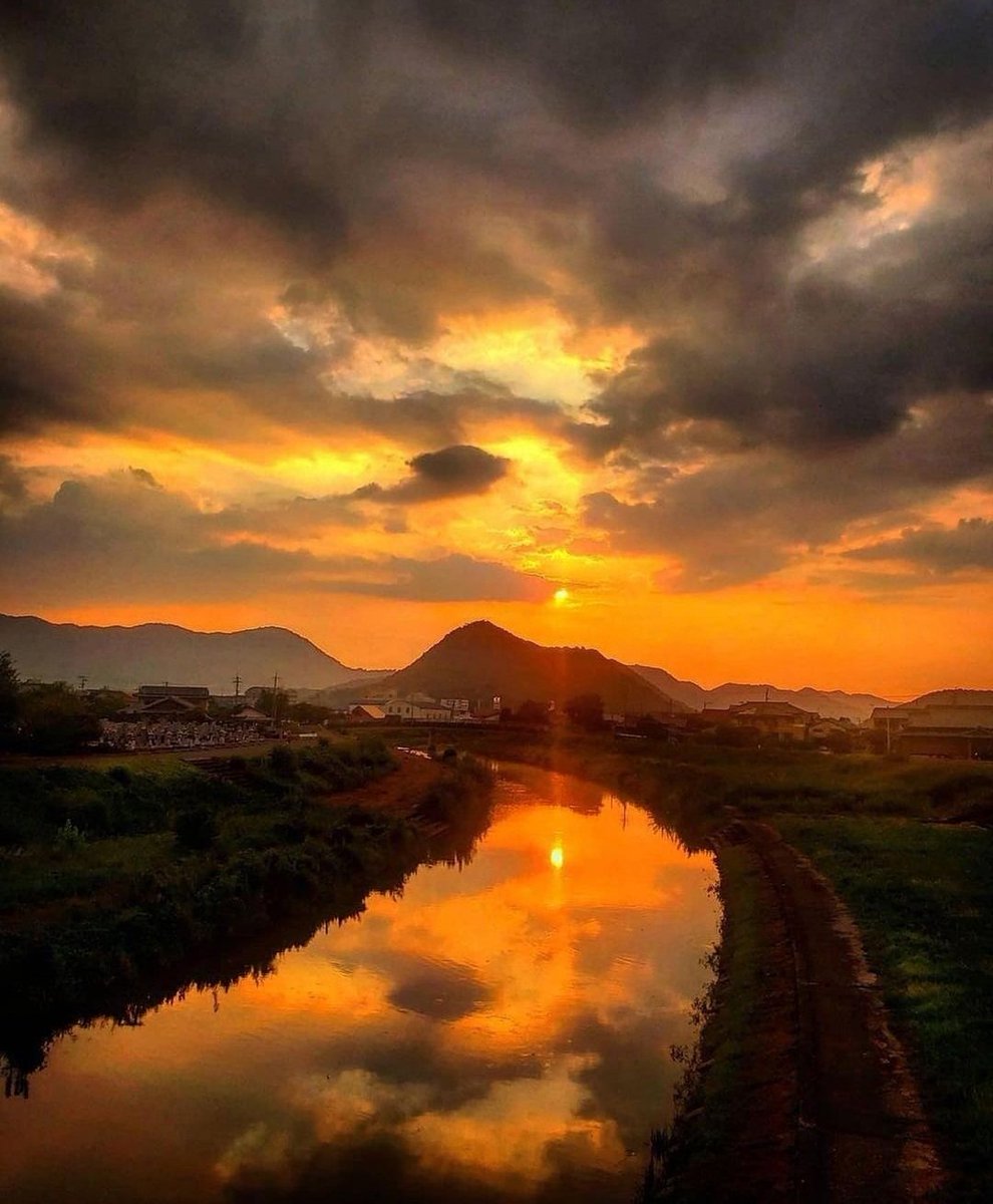Lady021ll's tweet photo. #morning_on_river #coluds #mountains #beautiful_view https://t.co/OOixcx9TFD