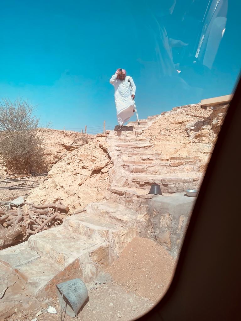 akuwaiz's tweet photo. حيوا معي هذا الرجل العظيم سعود العثمان(ابو عبدالله)قابلناه امس ببلدة نعجان-اكرمنا مشكوراً.تغلب على اعاقته منذ الصغر برجله اليمنى. اكمل دراساته-حصل على وظيفة مرموقة-نال اعلى الاصوات بانتخابات المجلس البلدي فأصبح رئيسه-بنى استراحته بنفسه-يقود سيارته-هو من ارشدنا للنزول الى الوادي. https://t.co/Tq4KPeaGmz