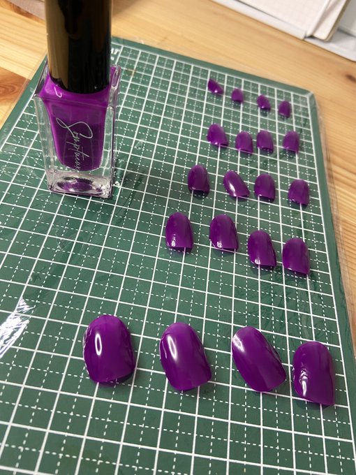 とりあえず2セット
長さ調整したし色味もこんな感じかな

単色だけど楽しい👏パープル好きだし 