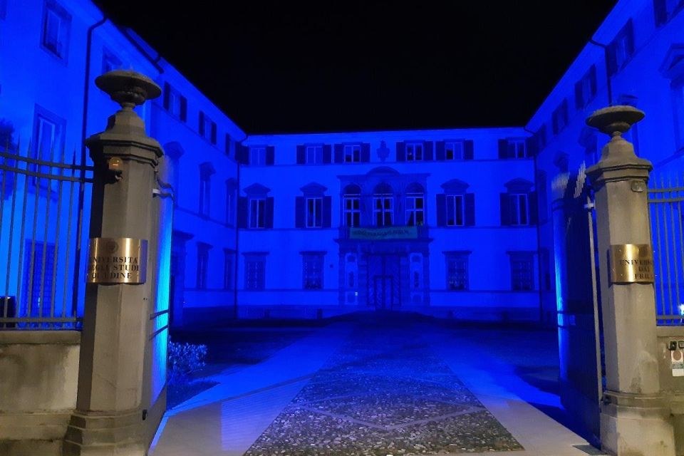 uniud's tweet photo. 🔵 Oggi, domenica #14novembre, ricorre la Giornata mondiale del #diabete
L’Università aderisce all'iniziativa di sensibilizzazione dei cittadini partecipando alla #BlueMonumentChallenge: Palazzo Florio, sede storica dell’Ateneo, si illumina di blu, colore simbolo del diabete. https://t.co/qLur0KMsjP