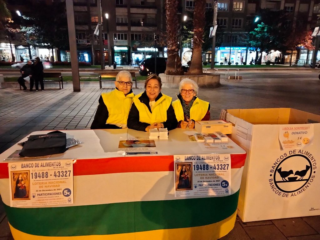 BALaRioja's tweet photo. Estaremos en Gran Vía y Plaza del Mercado toda la mañana para que acerques y te contamos lo que hacemos en el Banco y en la #GranRecogidaDeAlimentos. También tenemos lotería de Navidad :)

¡Te esperamos! https://t.co/32JPmNDemU
