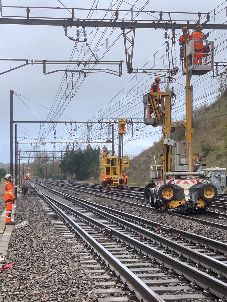 Gros week-end (suite 2) une vingtaine d’agents caténaire d’IPSO  avec engins sur 70H d’interception à Étampes: 700m de remplacement de fils, des vérifications techniques, des remplacements d’éléments, des mesures : super ! &amp;GroupeSNCF <a href="/SNCFReseau/">SNCF Réseau</a> <a href="/lignesNetU_SNCF/">Lignes N et U</a> <a href="/RERC_SNCF/">RER C</a> #IPSO