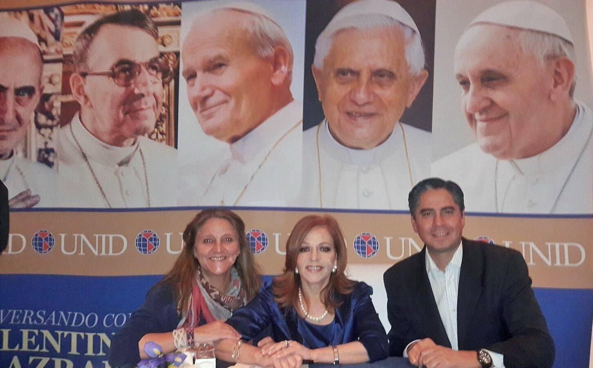 moniquillagro's tweet photo. Querida @valealazraki felicidades por tan merecida condecoración por tu impecable trayectoria, en manos de SS @Pontifex_es .
Te mando un abrazo grande con mucho cariño, #deperegrinaaperegrina.
Bendiciones https://t.co/oOhEylbR2i