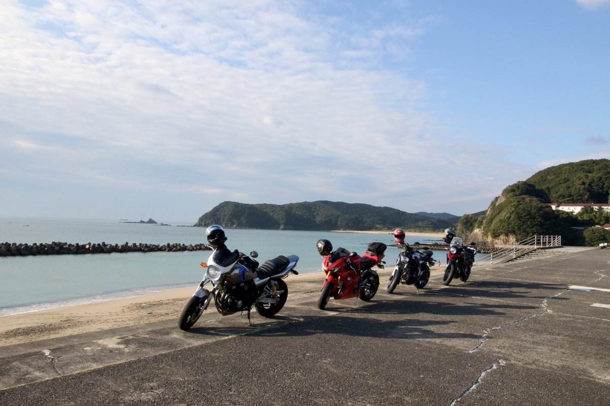 43Spped's tweet photo. 今日は友達とツーリング。
天気も良く気持ちよかった！
#xjr400r
#空冷4発
#デイトナ675
#mt07
#vストローム250
#背が高くて手足が長い人はバイクに乗っている姿がかっこいい https://t.co/ZzQSX1YJjb