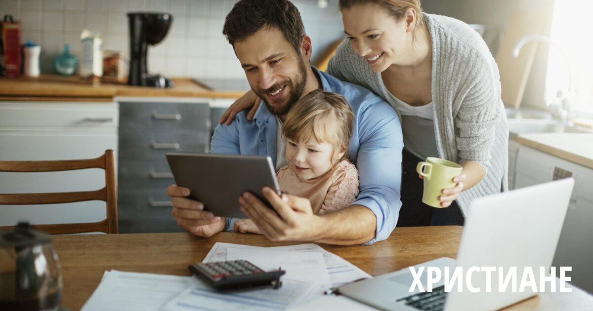 счастливая семья планирует бюджет за столом