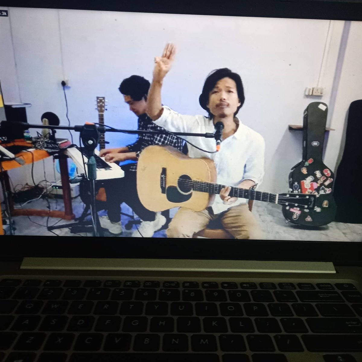 hpakawn_kaw's tweet photo. Virtual Live Show- Myanmar artists helping to raise funds for education in conflict-affected and most disenfranchised areas. Funds donations also come from Myanmar diaspora and migrant workers communities across the globe. This truly is a people’s revolution! #EducationForAll https://t.co/AWsGIYLJvo