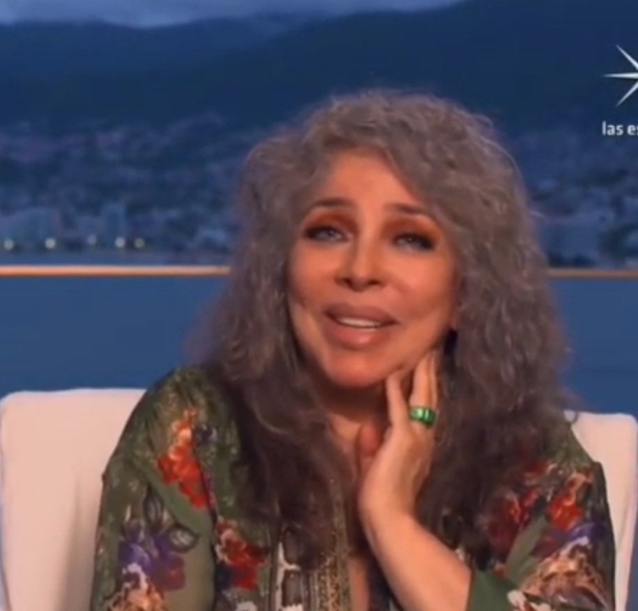 noemimarcela15's tweet photo. A poco no esta mas hermosa que nunca 

@vrocastroficial
#veronicacastro 💖⚘🌸
#70AñosConLasEstrellas https://t.co/Yu8IprhCrL