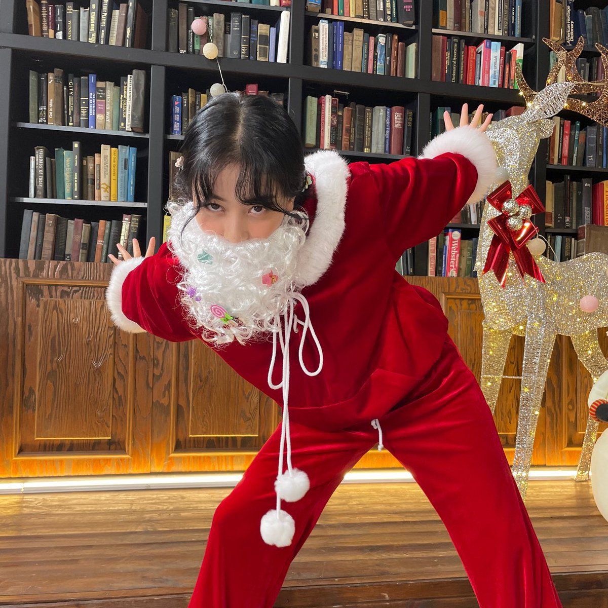 jihyopictures's tweet image. SANTA-HYO HAS ARRIVED