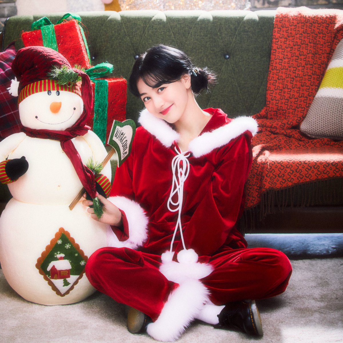 jihyopictures's tweet image. SANTA-HYO HAS ARRIVED