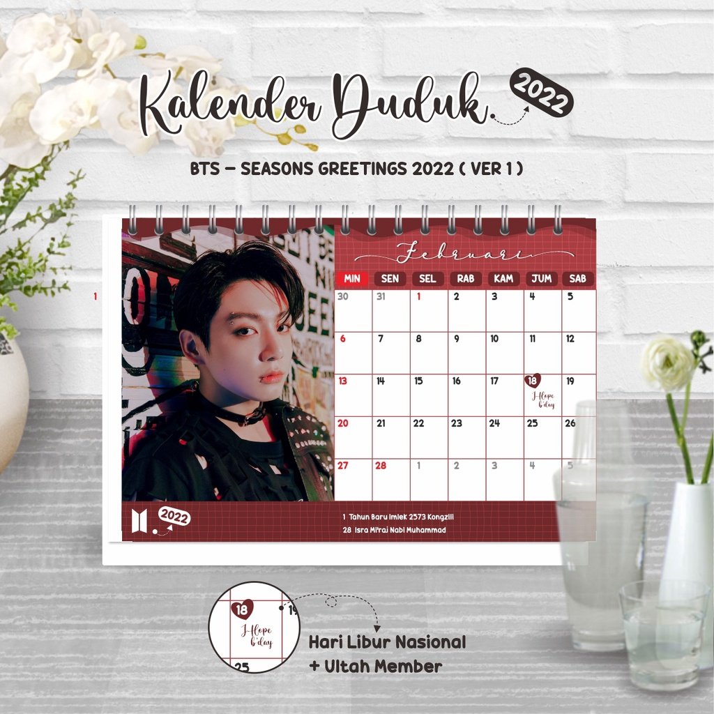 geol_shop's tweet photo. KALENDER DUDUK 
BTS - SEASONS GREETINGS 2022 VER 1

Detail: 
- isi 12 lembar 
- ukuran A5 (22 x 15 cm)
- Penyangga Hardcover (Keras) bukan kertas ya
- Penyangga Softcover (Karton Tebal)
- Bisa request tanggal spesial

link shopee : https://t.co/uUqWbi56XC https://t.co/IWtMzKvzso