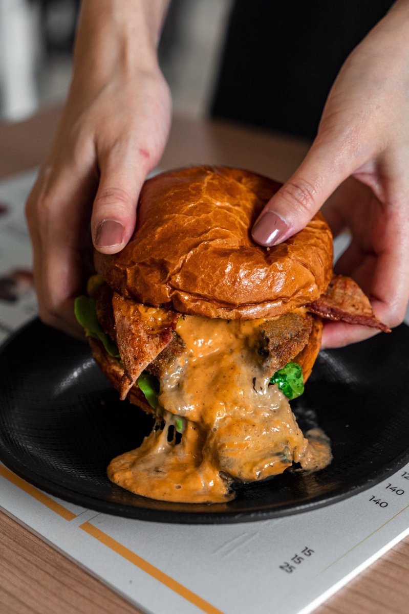 buns_more's tweet photo. Mario แสนอร่อย 🍄🧀🍔 #ถูกไปแดก #bunsandmorebkk #burger #อร่อยบอกต่อ #รีวิวอร่อยไปแดก #kinlag #kindaimod #starvingtime #paigingun #ginraidee #eatindeed #bkkmenu #bonappertitbkk #aroii #aroibkk #aroihere #snapbeforeeat #paidonnnn #วงในพากิน @kin24hrs #wongnai https://t.co/fHuDZvTjki