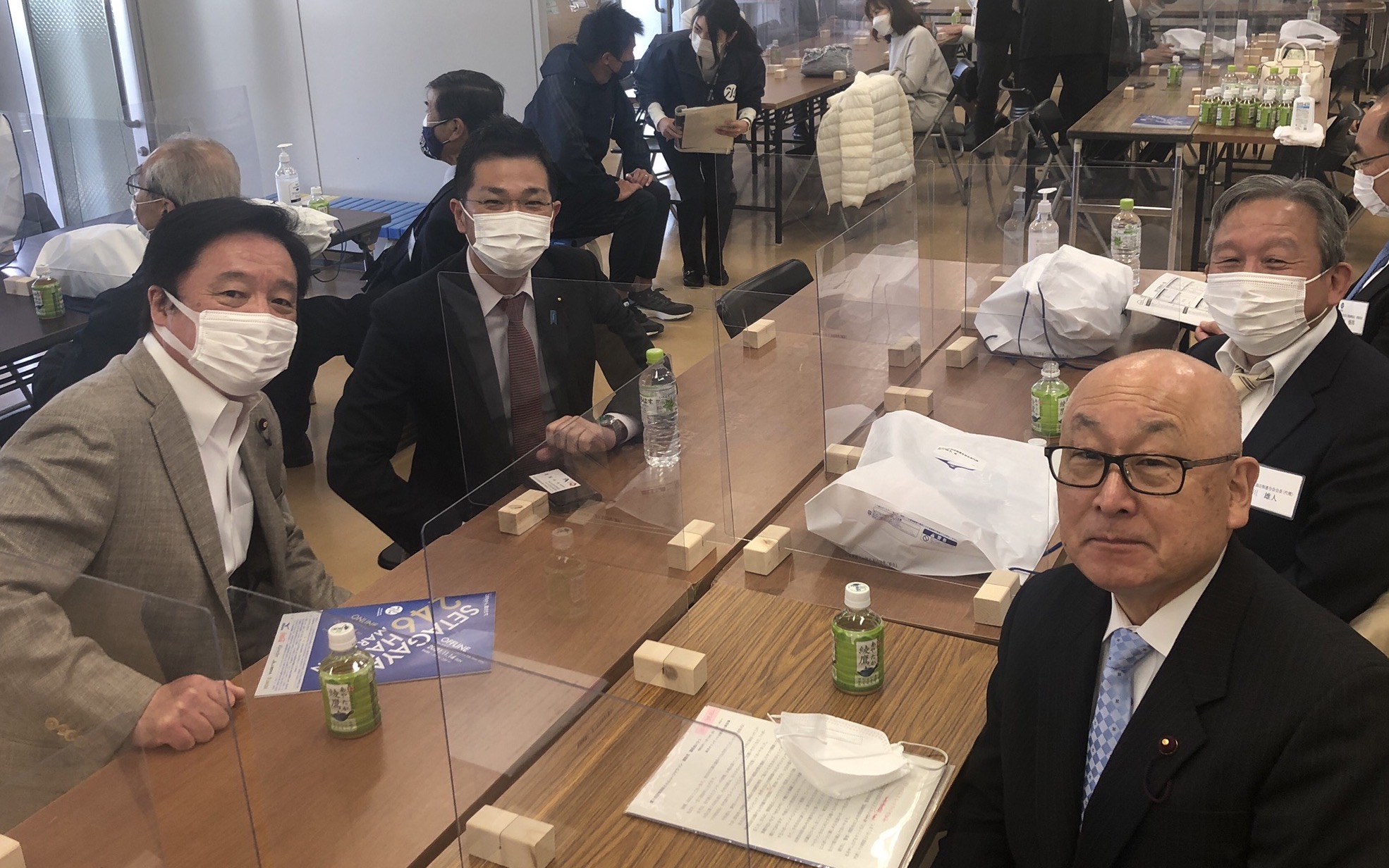 おぎの けんじ 世田谷区議会議員 快晴の下 世田谷246ハーフマラソンが2年ぶりの本開催 昨年はオンラインのみ 男子陸連の部は今年も青学がワンツーフィニッシュ 3位は地元駒大 箱根はどうでしょうか 控室で若宮大臣 下山区議会議長としばし談笑