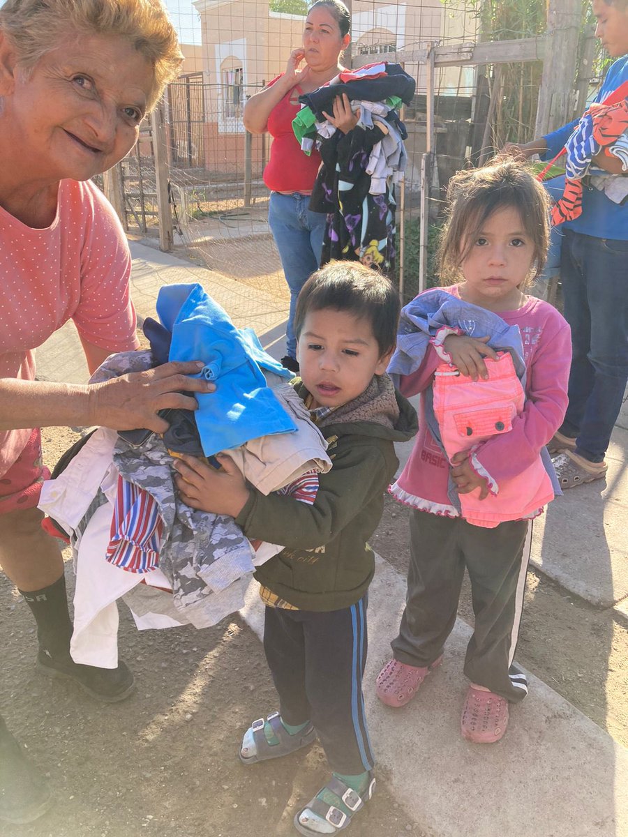DemanoamanoACmx's tweet photo. Gracias 🙏🏼 gracias gracias por sus donativos para los 66 niños del comedor que en conjunto con el señor Manuel GARCIA operamos en Hermosillo, Sonora en una de las colonias más necesitadas y olvidadas #paseosdelpedregal #40m2 #dona faltan puertas 🚪y pisos. Da la mano 😍 https://t.co/MCibjryGKr