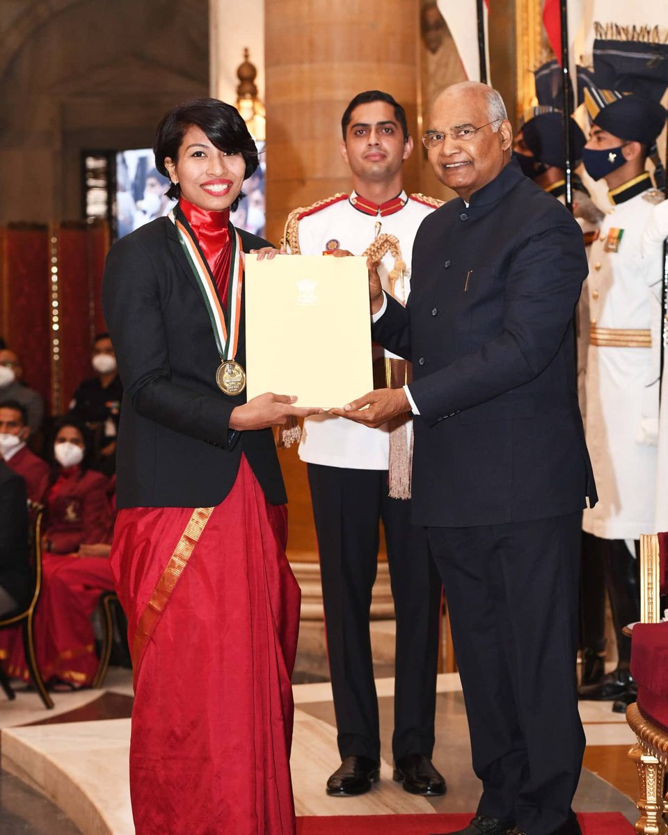 BFI_official's tweet photo. 𝐖𝐄𝐋𝐋 𝐃𝐄𝐒𝐄𝐑𝐕𝐄𝐃👏

@LovlinaBorgohai was conferred with the #MajorDhyanChandKhelRatnaAward by Hon'ble President Shri Ramnath Kovind ji at the Rashtrapati Bhawan yesterday for her triumphs at the Tokyo Olympics. 👏 🔝

#NationalSportsAwards2021 
#LovlinaBorgohain
#boxing https://t.co/CBCx7DgwUH