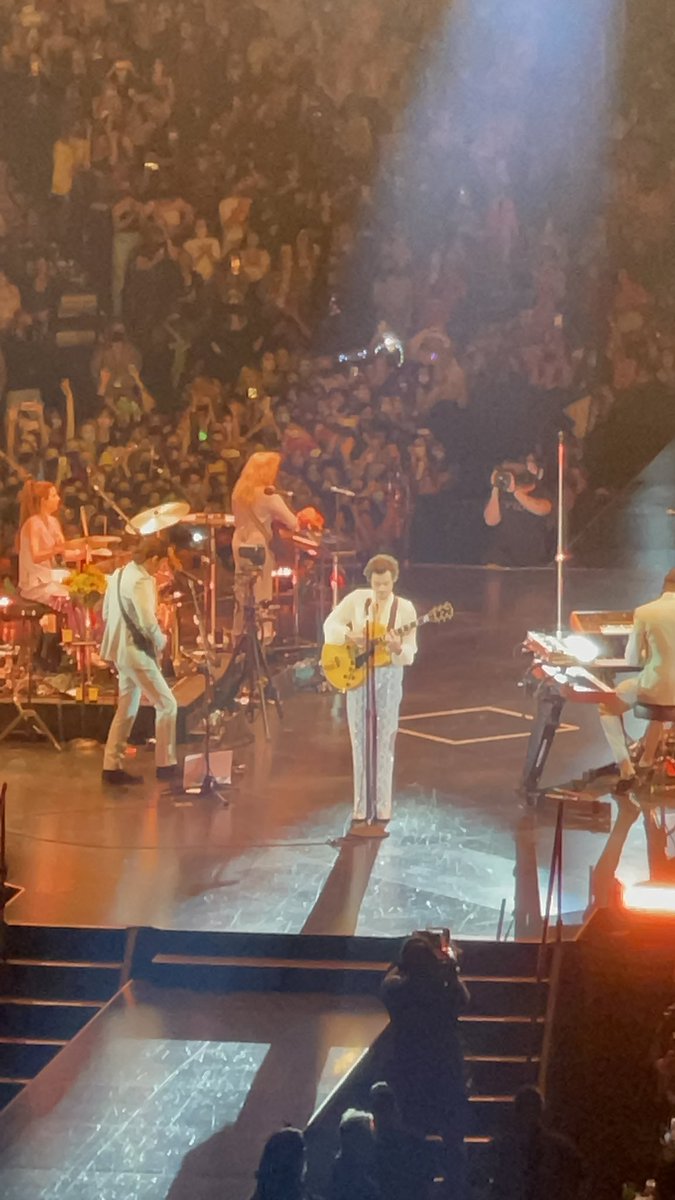 dr_we_know_dis's tweet photo. Arizona loves you #HarryStyles #imfallinagain https://t.co/bqKjczKdhB