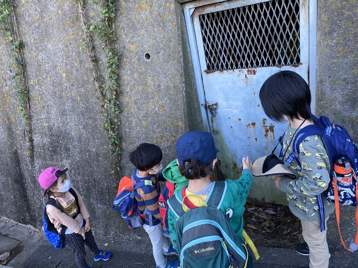 estheryoyo's tweet photo. Walking back from the shops and the group suddenly stops. Recognizing that there was some important thinking developing we gave them #time and #space to share as a narrative about this ‘secret door’ emerged. Then they ran back to ELC to tell their friends #yislearning #eypyp https://t.co/MOjqjuMI9C