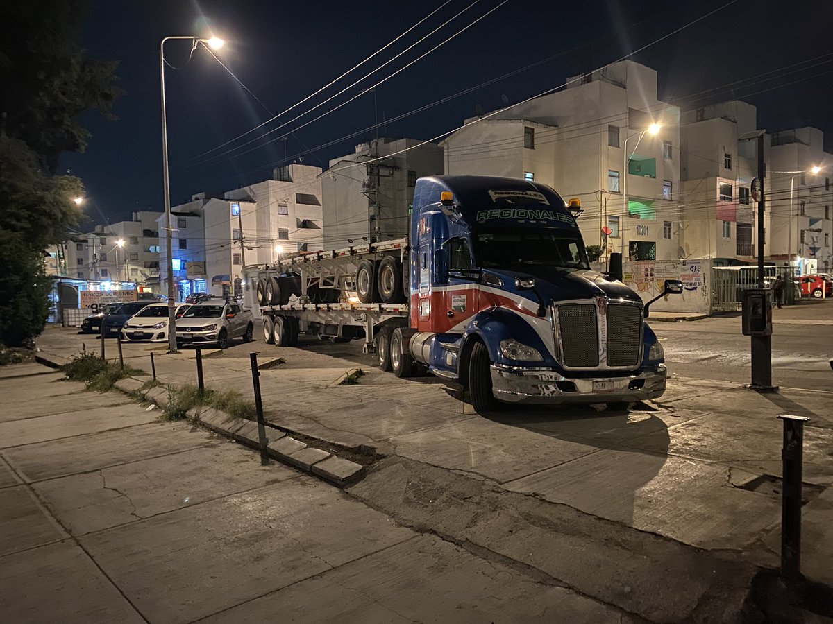 jcesarmtz89's tweet photo. Oye @dirtransitopue  es correcto que un trailer acapare todos los cajones de estacionamiento de una unidad habitacional 5A norte y 102 poniente en villa frontera https://t.co/kIyP2vyqcg