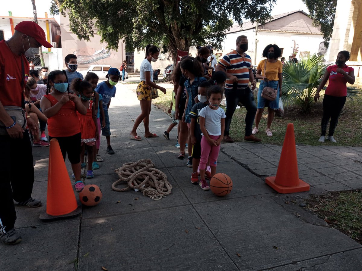 acastillonor's tweet photo. En estos territorios de La Lisa y Boyeros  que por estos días se visten de fiesta, niños y jóvenes de diferentes edades compartieron espacio, donde los representantes de @universidad_uci    desplegaron varias iniciativas que se convirtieron en distracción popular.
@raydelmp https://t.co/p3ZHEki6Ng