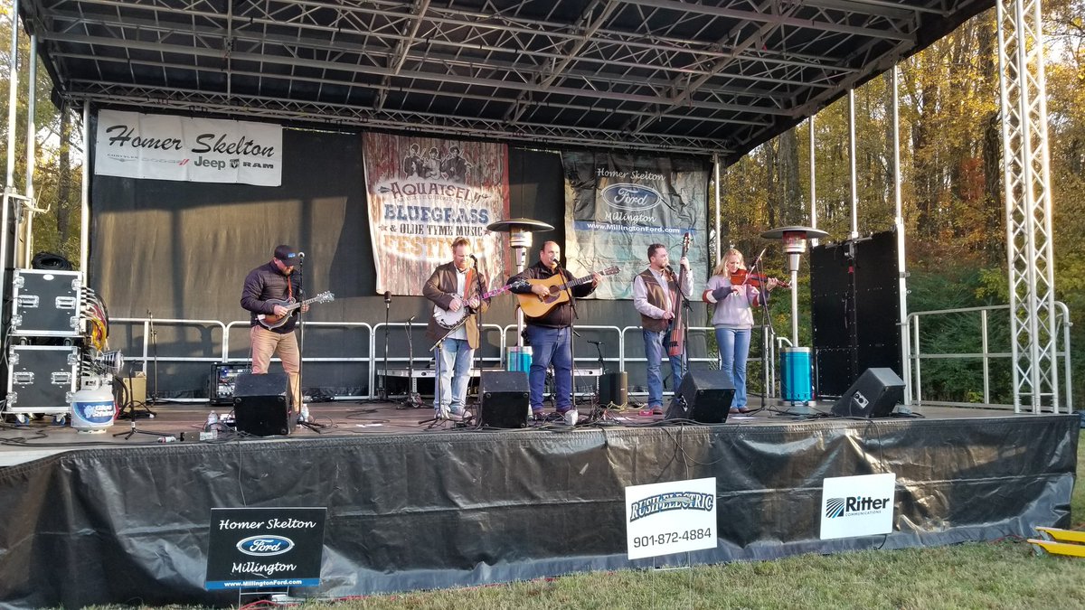 BinarySynth's tweet photo. @notimeflatt braving the cold to do another awesome job at @ourbluegrass1 Aquatseli Bluegrass Fest in Millington, TN https://t.co/GQp7olWooS