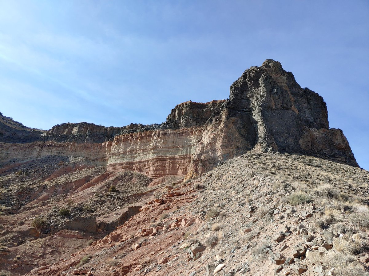 Would you care for the 4-meal combo: sedimentary beds, intruded by some basaltic sills, a dyke, and a cool-as-heck volcanic neck with brecchia and columnar fracturing?

#columnarbasalt #basalt #sills #magma #volcano #volcanic #Utah #nature #geology