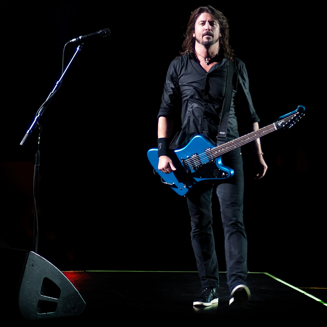 Craig_Mac's tweet photo. An #Everlong encore played just for our little section of #MadisonSquareGarden... 10 years ago TONIGHT... (If anything could ever be this good again @dylan_stilin, @viggo218, @chimmymac?) 🖤🎸.

#FooFighters Madison Square Garden | Nov 13 2011 https://t.co/ZX24lQ2BJV