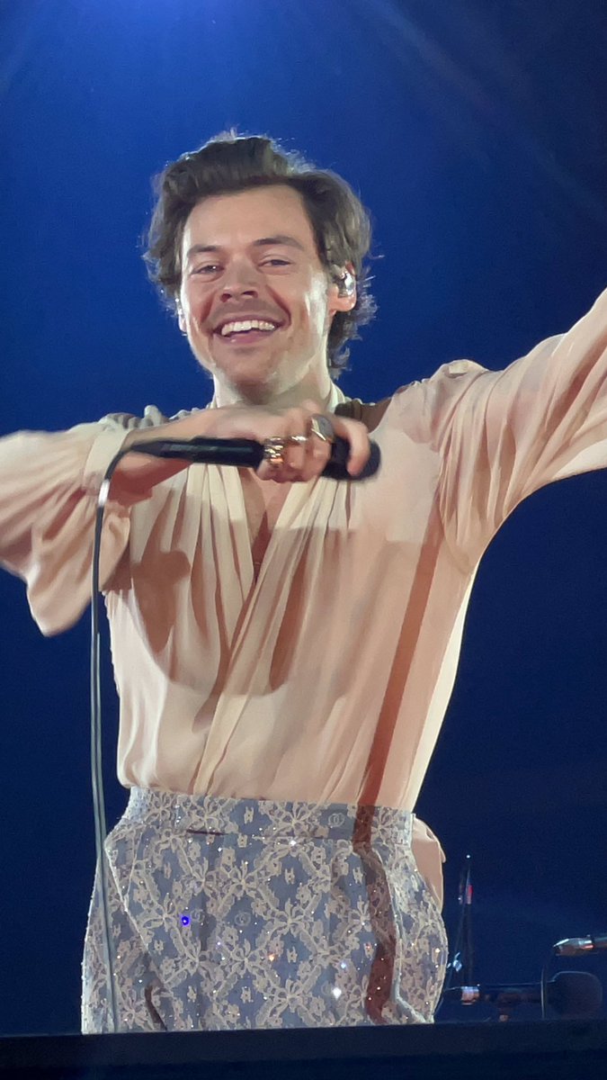 TheHarryNews's tweet photo. Harry on stage in Glendale
Via xorainbowlouis https://t.co/9P7M52iYTf