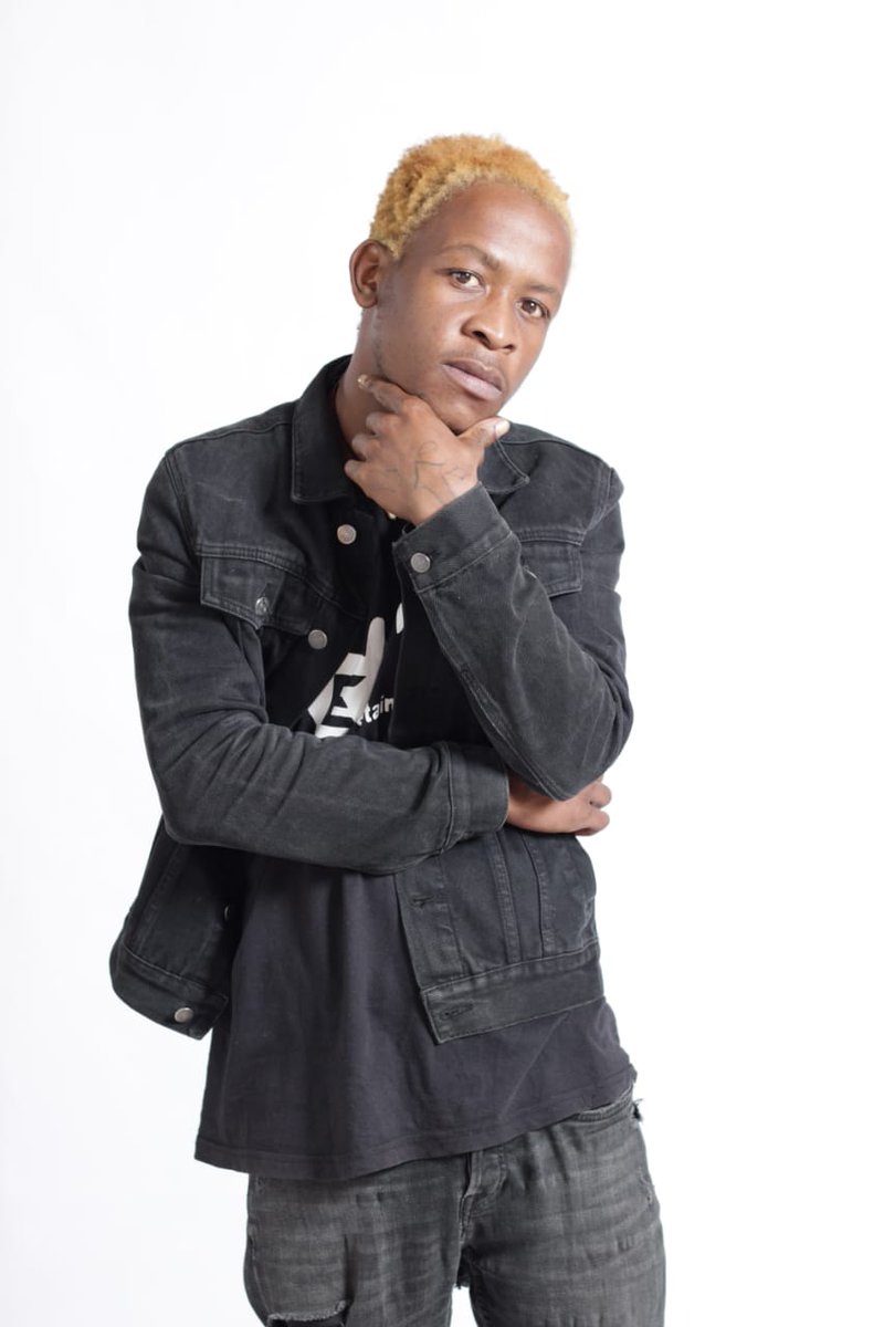 UnifiedEnter's tweet photo. 🗣️🗣️Happy Sunday 🌍Fam....‼️ @Tumie_Dee1 at Studio working on his new Amapiano song which will be dropping soon...🚨🚨on all digital stores

#unifiedenter https://t.co/LZ4nafJka8
