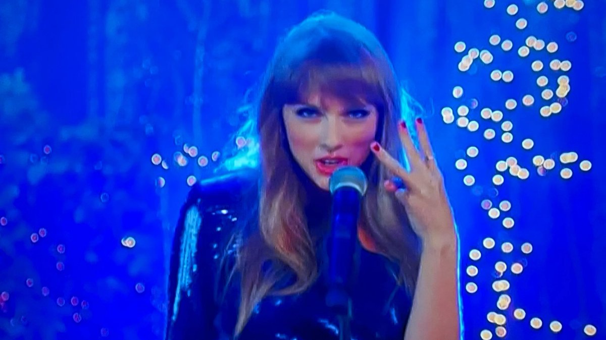 TSwiftLA's tweet photo. 📸 | Taylor Swift in an @nbcsnl skit #TaylorOnSNL https://t.co/ZxNfQhoMfq