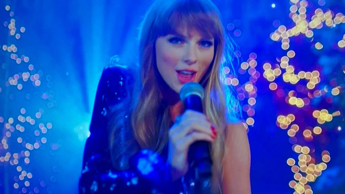 TSwiftLA's tweet photo. 📸 | Taylor Swift in an @nbcsnl skit #TaylorOnSNL https://t.co/ZxNfQhoMfq