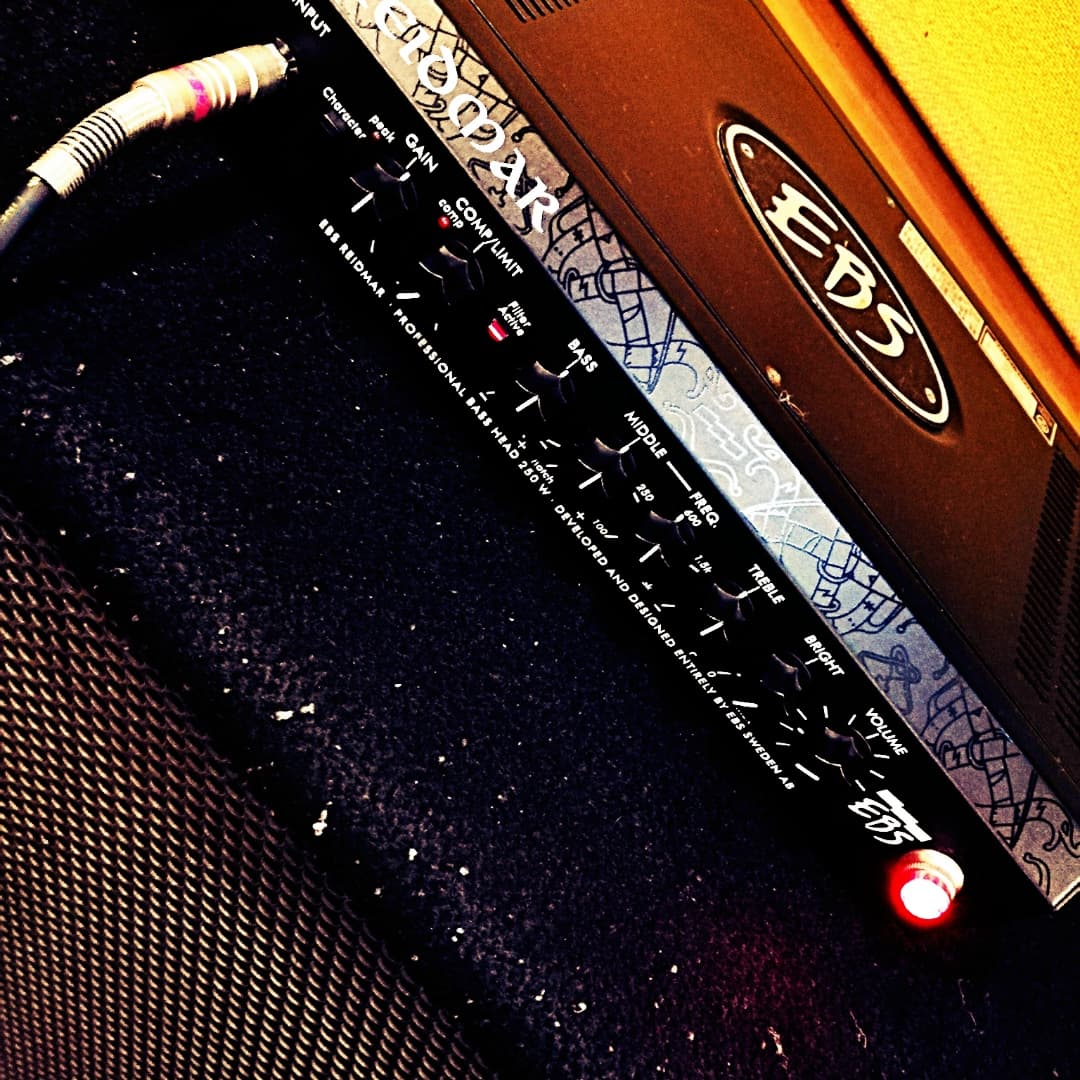 info_kuriyura's tweet photo. 朝練スタジオ。訳ありでエフェクターを小型に。コンパクトマルチはzoomのこれを2つで完結する。ベース基本音作りに赤い方。空間系は青いので。
#bassguitar #basseffect #ms60b #ms70cdr https://t.co/0LgNyUtycf