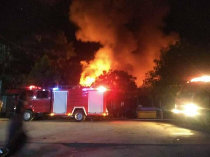 ShinShi60490016's tweet photo. A fire broke out in Natmauk Myoma Market, Magway Division, since 9:30 P.M. last night.More than 3/4 of the market caught fire and the fire died down at around 11:30 P.M, according to the locals. #HelpMyanmarIDPs #Nov14Coup #WhatsHappeningInMyanmar https://t.co/jqufL1TM5G
