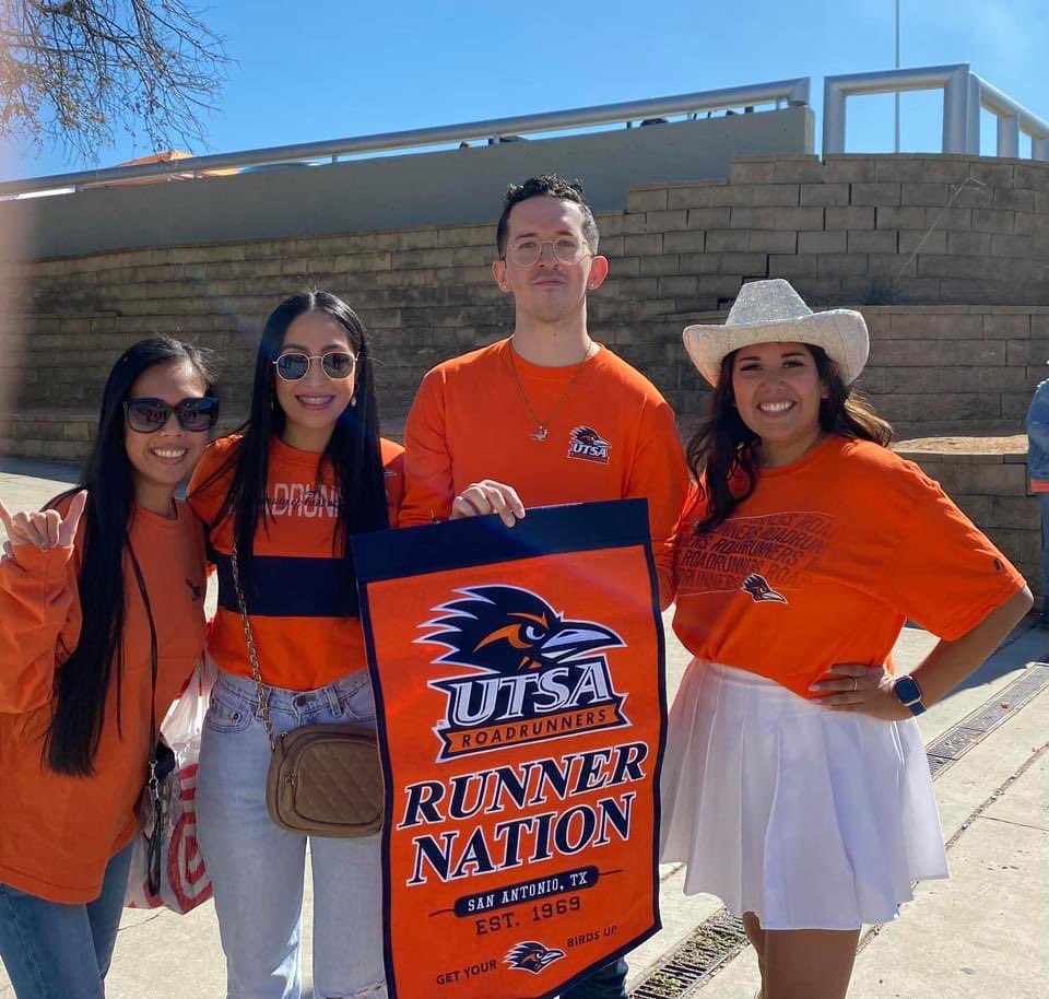 AdriAnyaa's tweet photo. a lil late but I love being a roadrunner y’all 🥰🥰🥰 https://t.co/OxPkcyD4LN