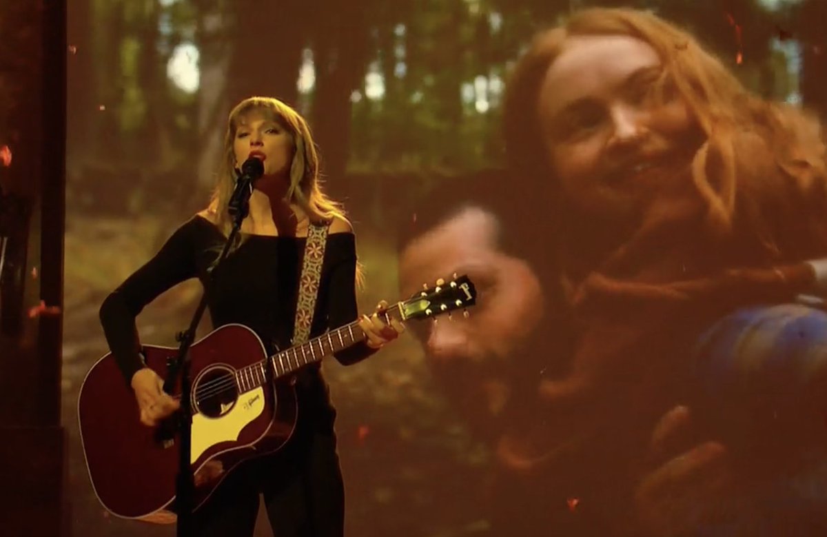 TSwiftinAsia's tweet photo. 📸 | Taylor Swift performing "All Too Well (10 Minute Version" on Saturday Night Live #TaylorOnSNL https://t.co/ZuLFRnHNCh